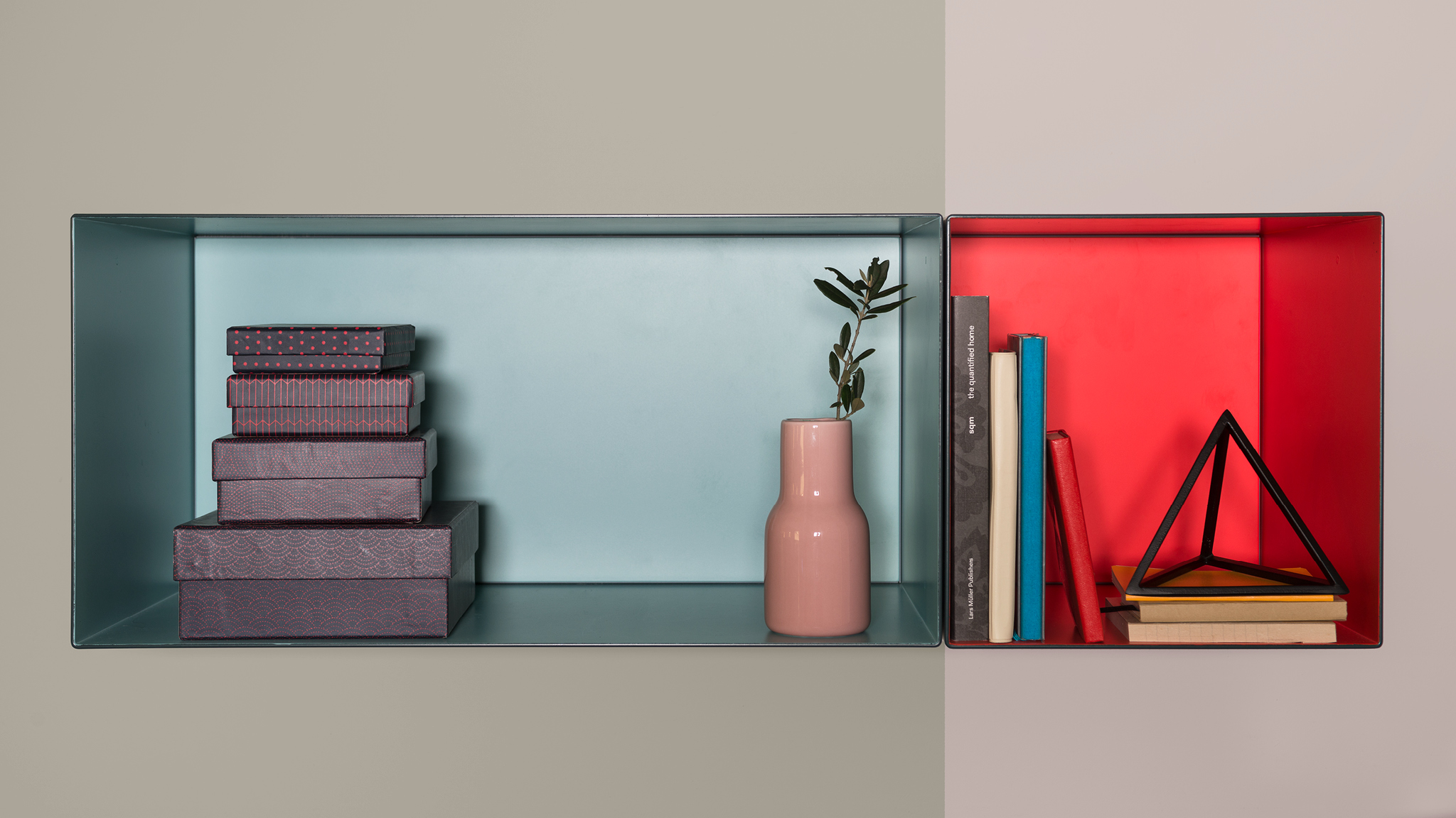 Alcove accent colours Strong accent colours help define an alcove area.