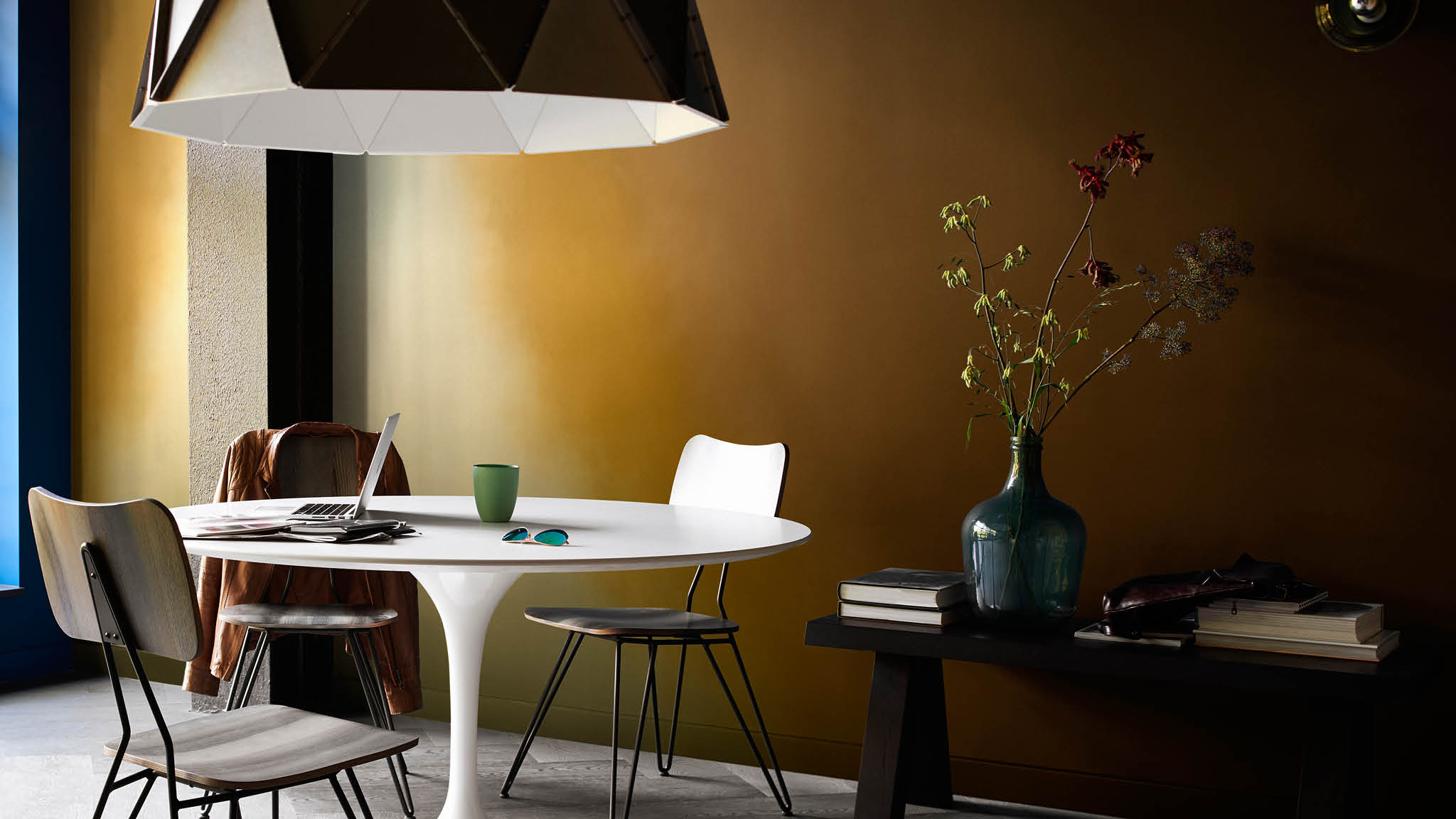 Brown and gold feature wall Rich brown and ochre gold have been blended with a paler shades to create an eye-catching colour flow effect. It’s a great way to add drama to your dining room, particularly if only have a small space.