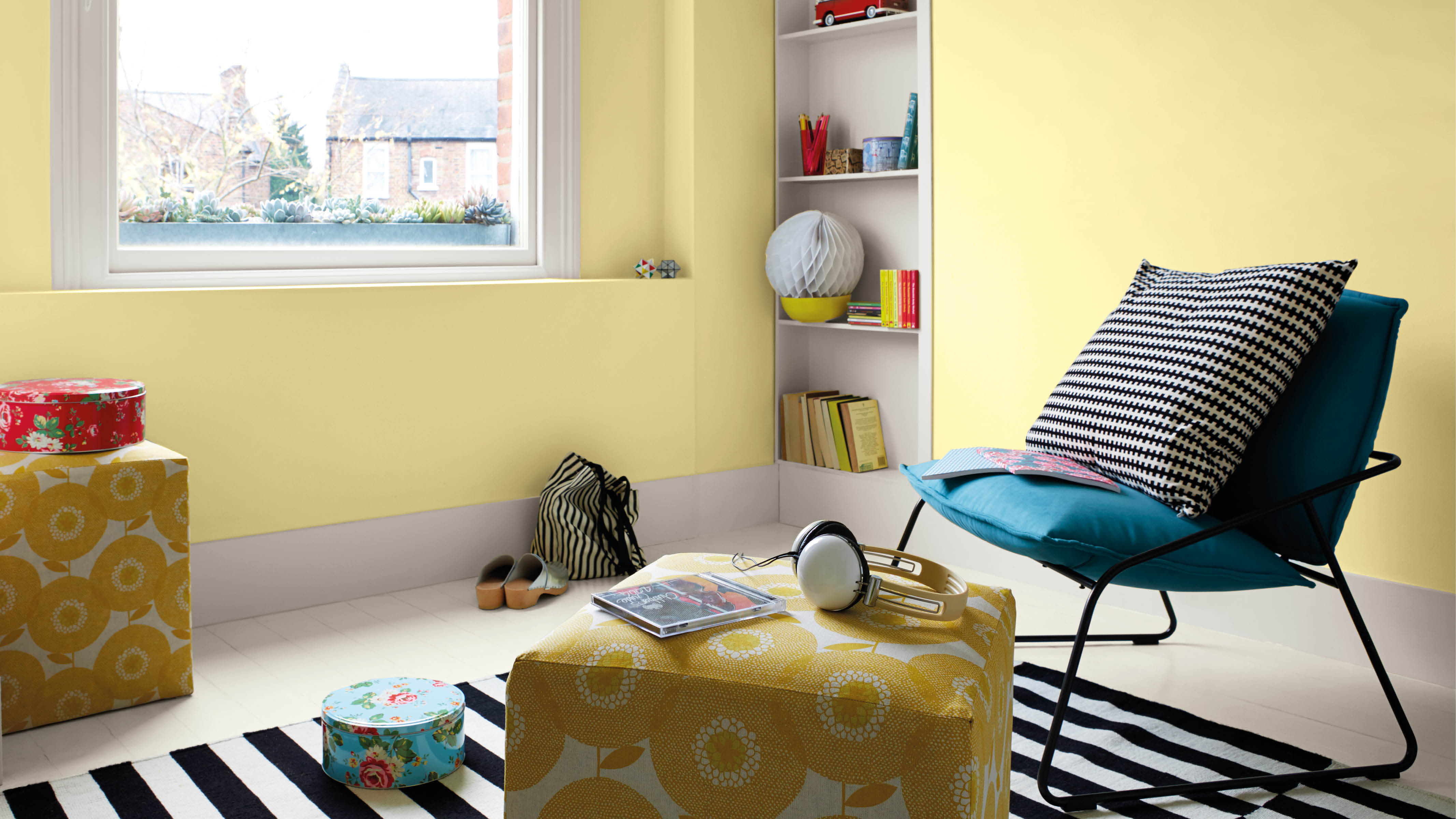 Citrus yellow bedroom Warm and passionate, citrus colours are incredibly striking when teamed with understated cool neutrals. Think juicy hues of lemon yellow, orange fizz, kiwi green and blood orange.