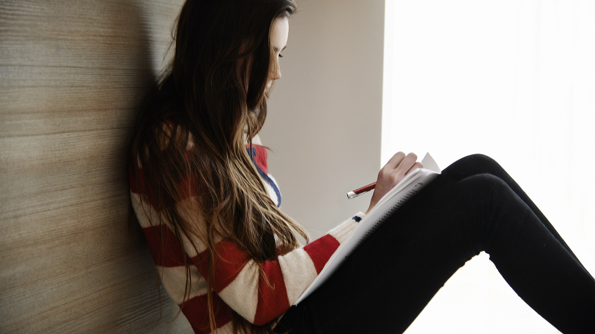 Make a list and check it You might not always be on-hand while your decorator is painting, so make sure you leave them a detailed list of all the work that needs doing so they can keep checking it as they go.