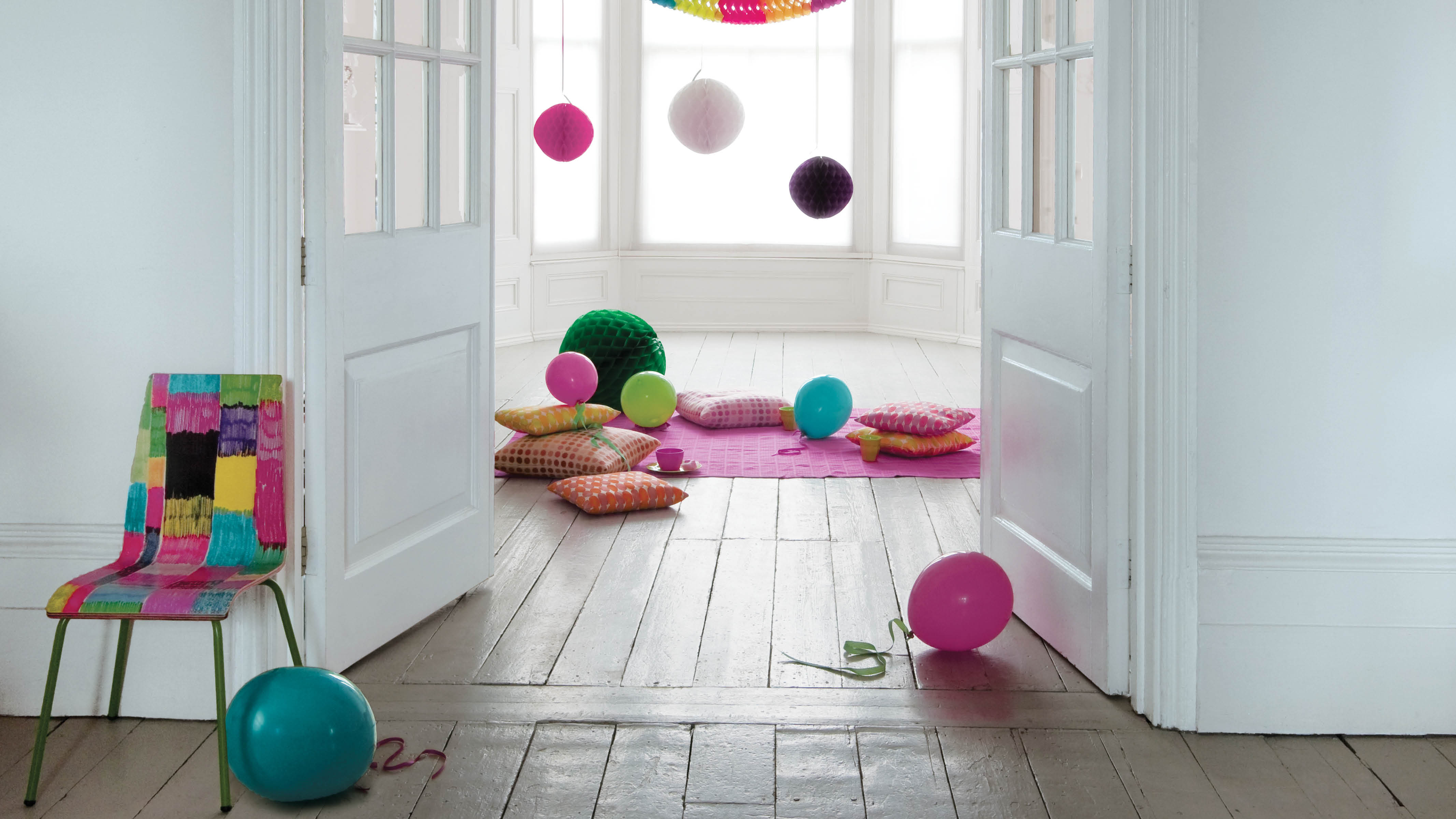 Neutral nursery with colourful accents Splashes of pastel blue, green, yellow and pink can look refreshingly modern and, depending on the quantities you use.