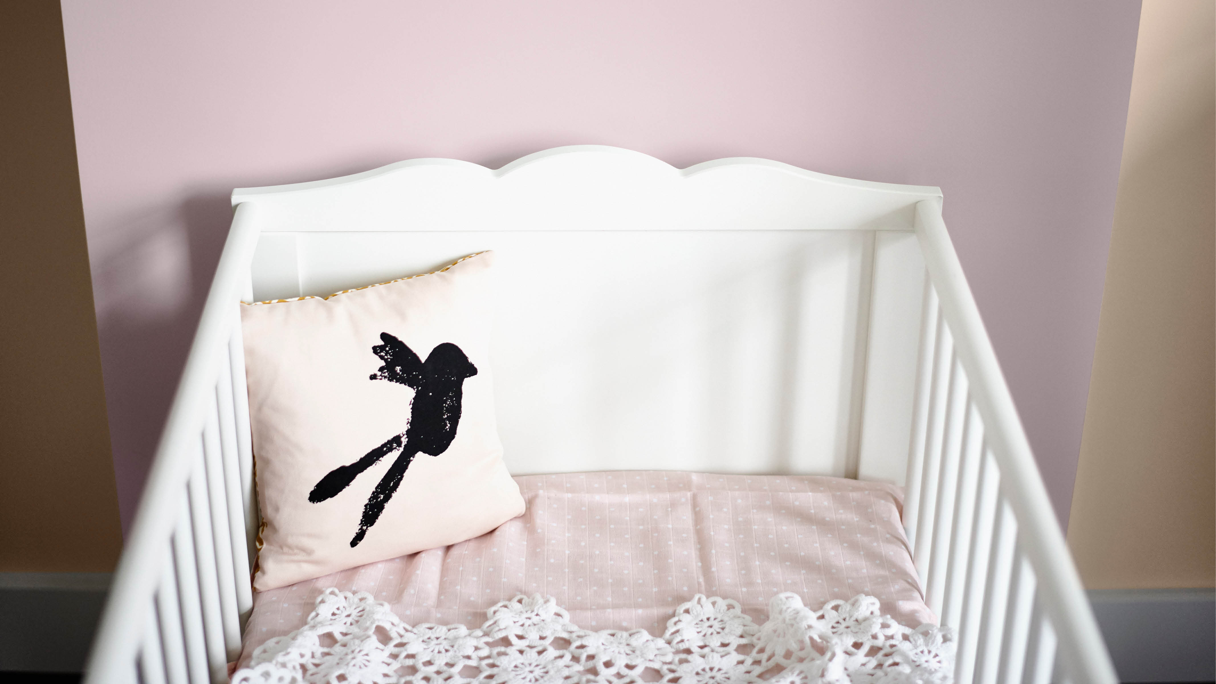 Pink and brown nursery Give pastels a modern edge by pairing them with a soft shade of brown. When choosing the pastel hues, think candy colours: soft pink, lemon and blueberry.