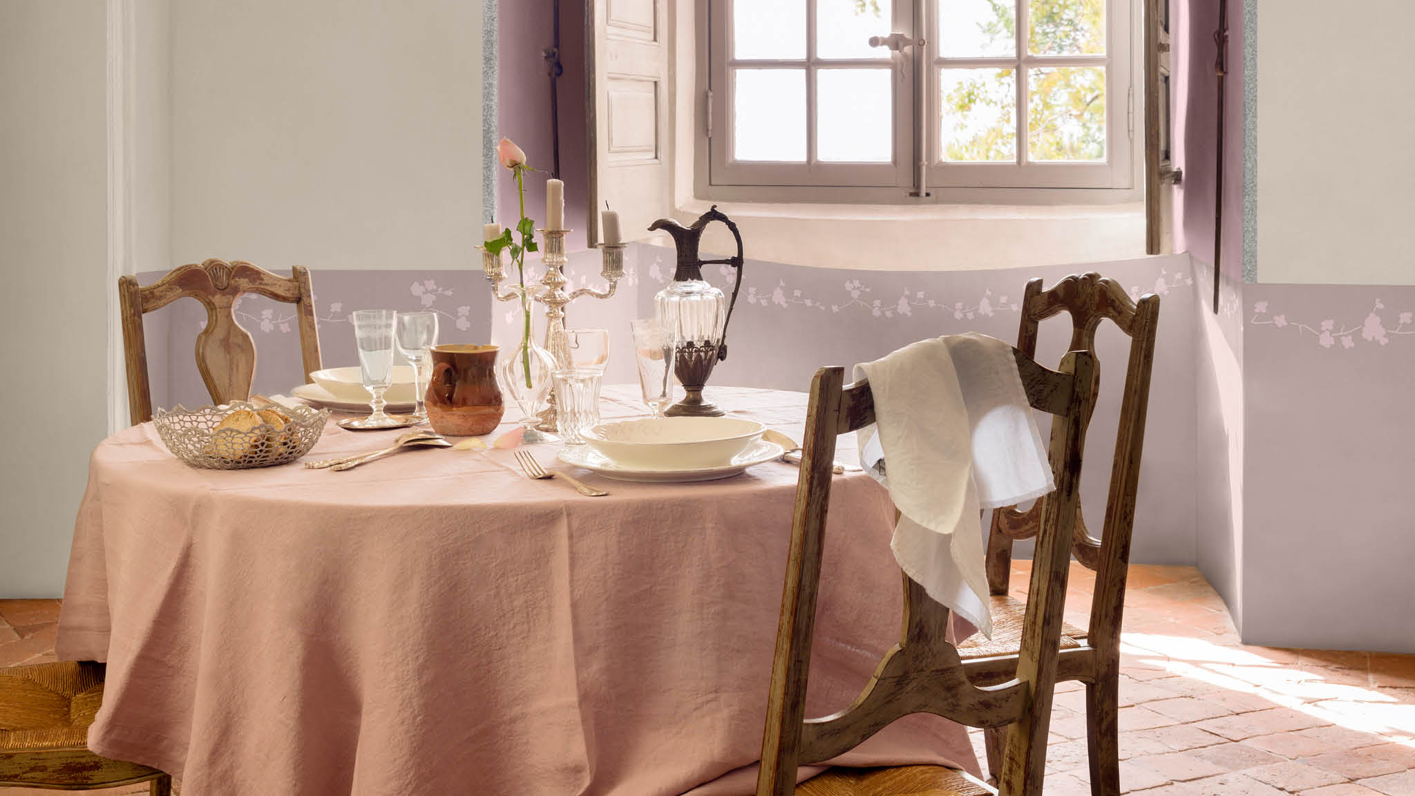 Pretty lilac and grey dining room For a traditional dining room that exudes prettiness, look to the romance of the French countryside for inspiration. Pair crisp, classic greys with chalky, muted pastels like violet and lilac.
