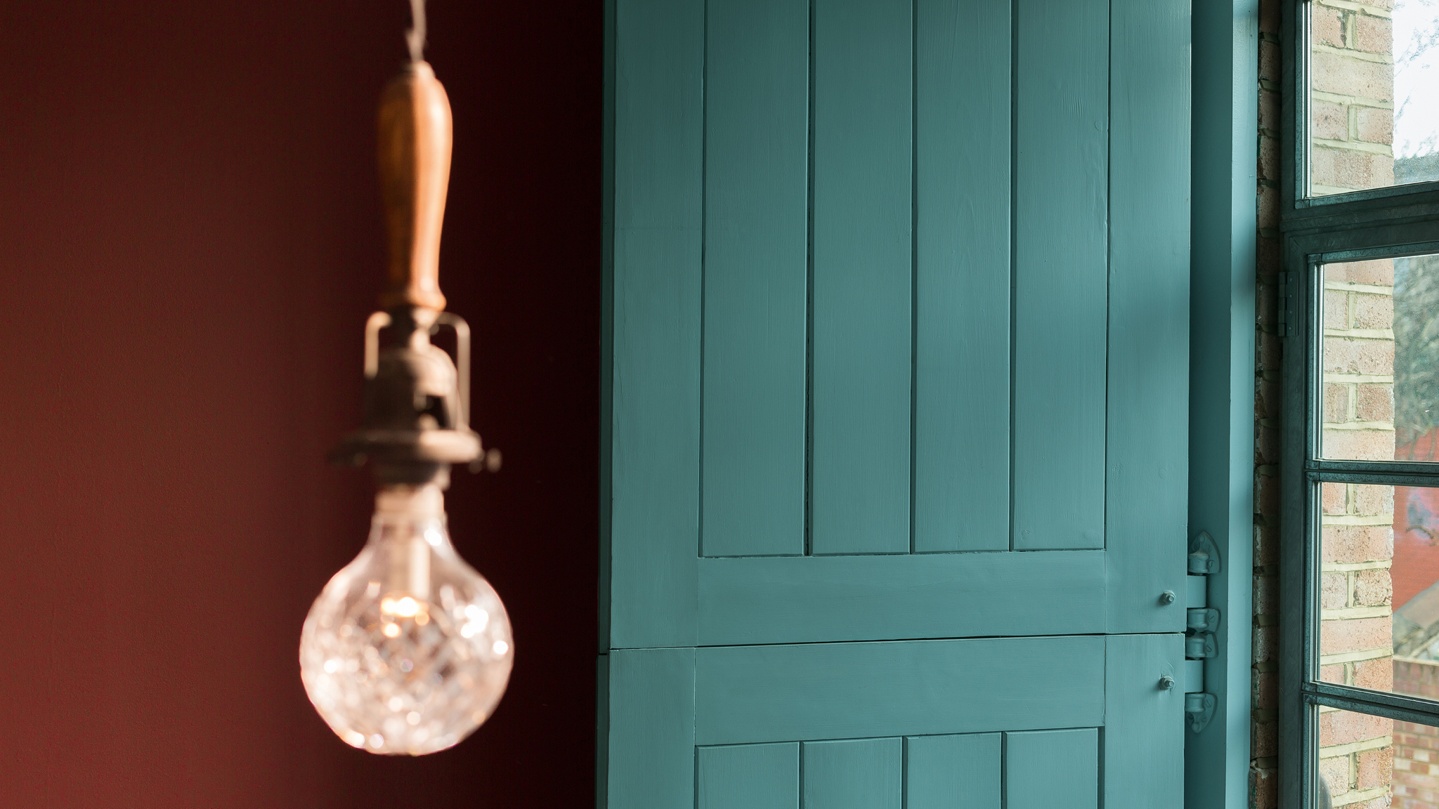Try timeless teal Containing hints of blue and green, teal is an enormously restful colour, and one that can be used liberally throughout your new home.