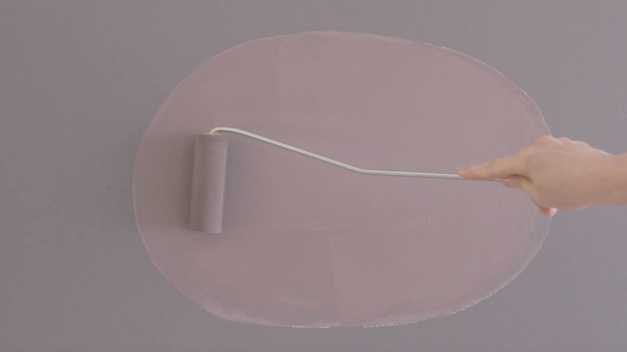 Applying the final paint to the oval Paint your oval with a small roller and paint brush